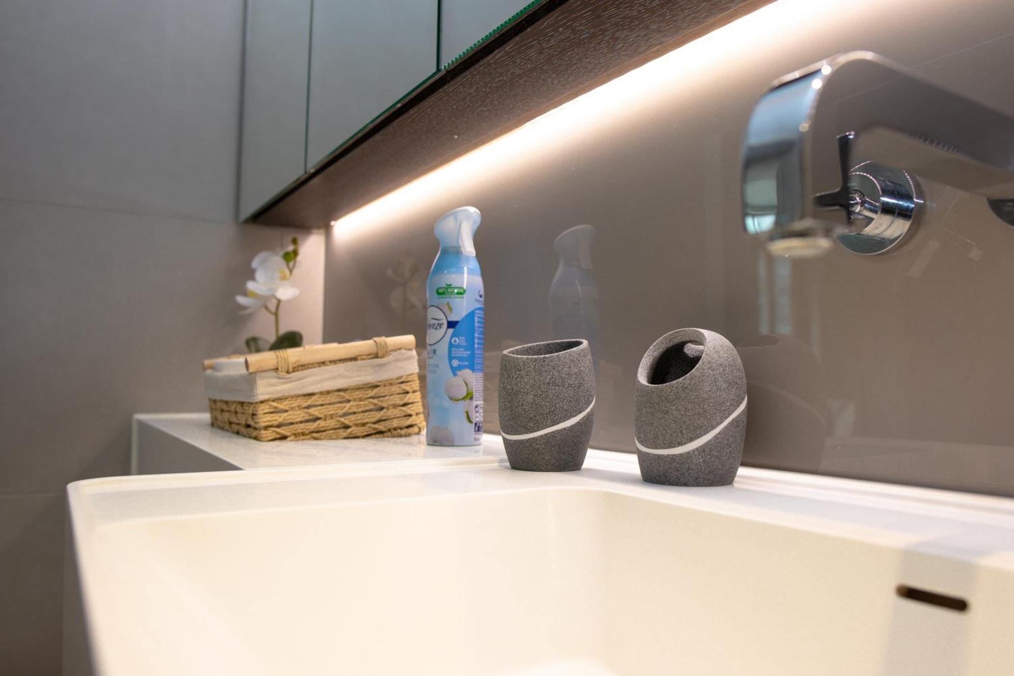 Luxury Apartment Steps From Battersea Power St And Close To Victoria & Chelsea London Exterior photo